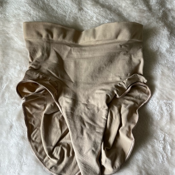 SOLD - Skims Seamless Sculpt Mid Waist Brief Color Clay - Picture 3 of 9